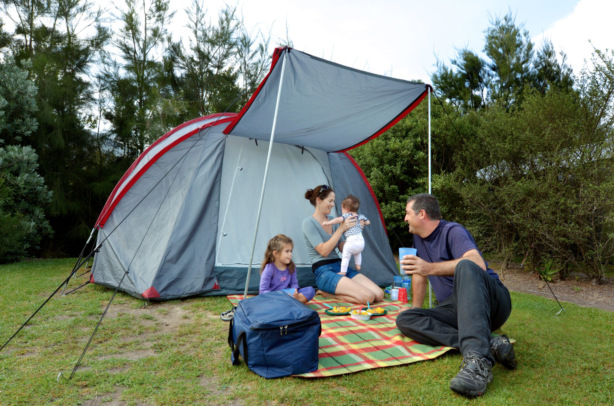Camping with dad. Кемпинг с детьми. Дети в палатке на природе. Шатёр для семейного отдыха на природе. Палаточный лагерь для семьи.